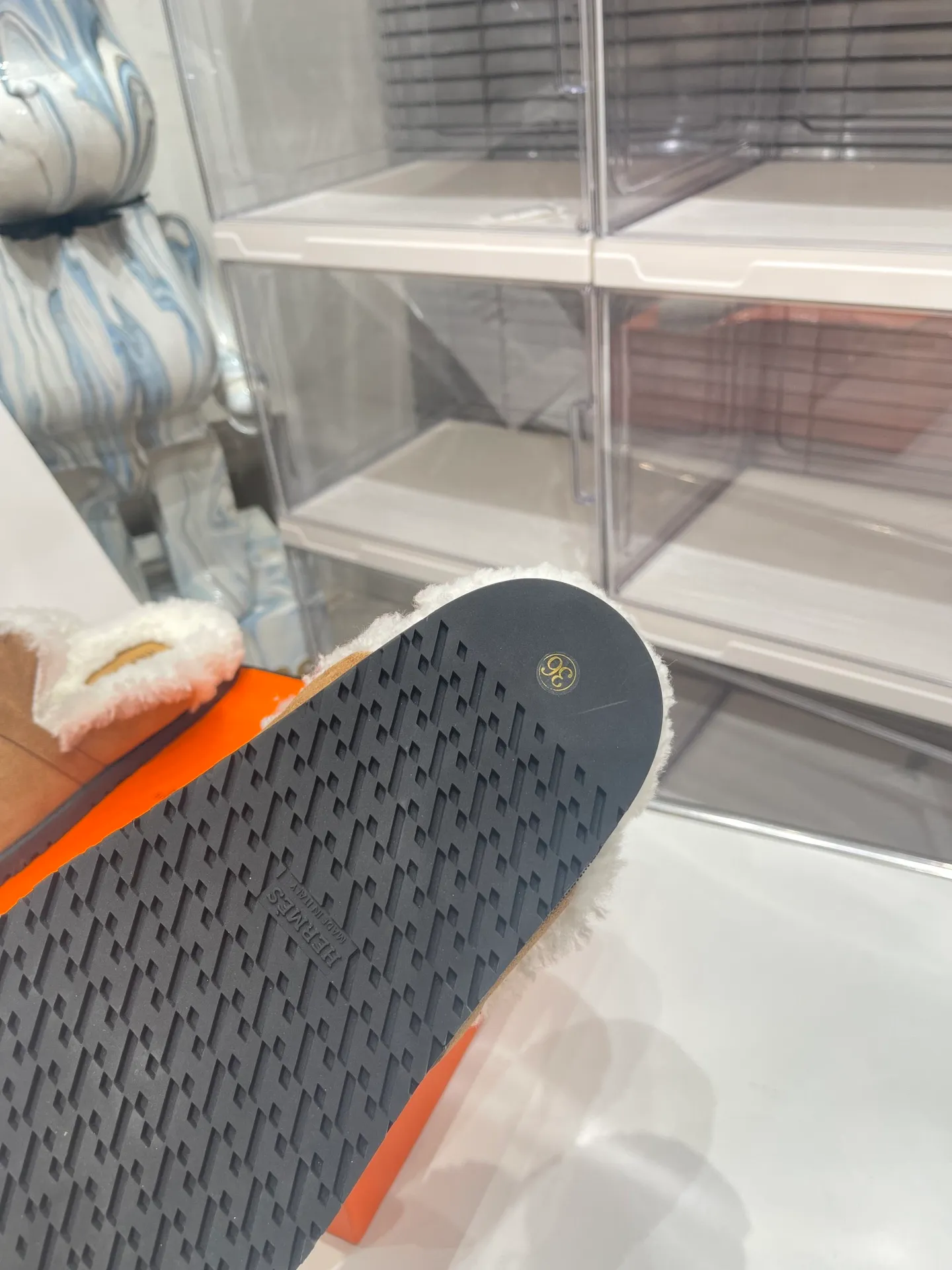 【HERMESG】Furry mop P: 580💰 ●Number of sizes: Men 39-44 (45 custom-made) Women 35-40 (41.42 custom-made) HERMES Hermès cute half-movers.  Classic family language design! It looks good no matter how you match it! Casual and high-end feeling, the comfort is also great, paired with various colorful socks, it has a trendy high-end feel. The top version is made of high-quality real wool ●Upper: imported cow suede ●Inner: imported sheepskin one piece ●Foot: imported mixed sheepskin ●Outsole: Tpu non-slip and wear-resistant outsole.